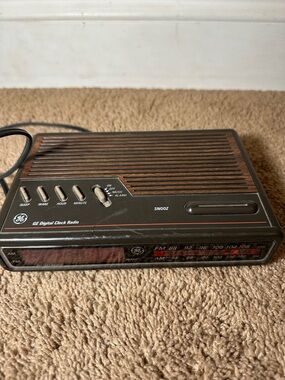 Vintage GE Model 7-4612B Woodgrain Digital Retro Alarm Clock Radio AM/FM READ